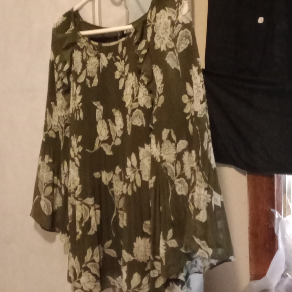 Blouses - Picture 13 of 17